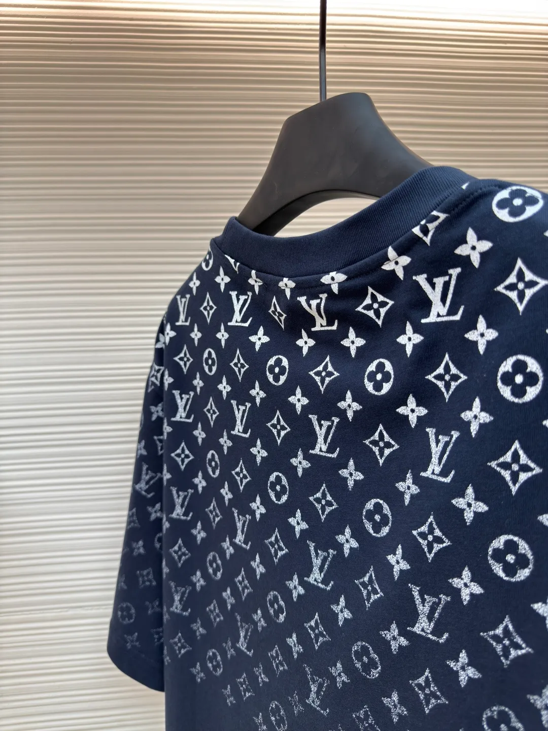 LOUIS VUITTON Gradient presbyopic T-shirt ●Authentic product: purchased and developed by 8450 ●Item number: 1680204-A10 ●Fabric: refined sulfur cotton fabric ●Technology: printing production ●Version: fitted version ●Weight: about 305 grams ●Size: XS-S-M-L ●Description: The fabric is made of 32s double-ply combed cotton compact siro-spun yarn, matched with 1*1 flat knitted cotton thread. The entire garment's front and rear panels, left and right sleeves, are printed with Kornit white ink digital direct injection. The first draft is made based on the Y-plate scanned pattern, and the clarity of the first draft is corrected by hand to ensure that the printed flower pieces have a gradient and orderly visual effect. The overall wiring is straight and delicate, the fabric is comfortable and soft, and the color is consistent without color difference. It can be matched with the same style to create a fashionable look and control various occasions. Customized accessories, complete with three standards, same style for men and women!